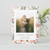 ベージュのクリスマスフラワーの新婚 Married and Bright シーズンカード (スタンド正面)