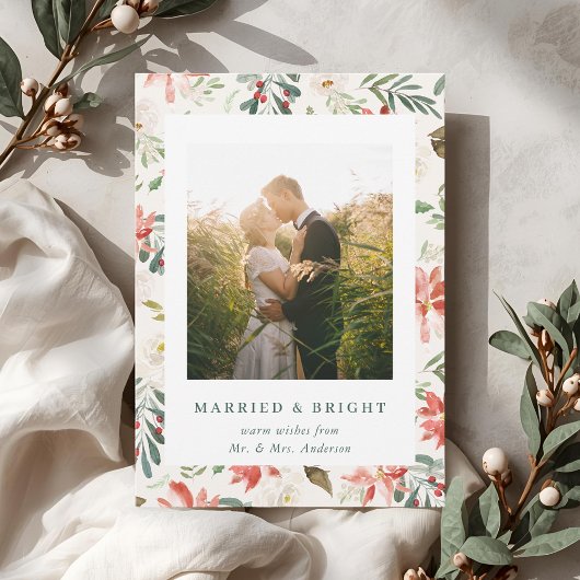 ベージュのクリスマスフラワーの新婚 Married and Bright シーズンカード