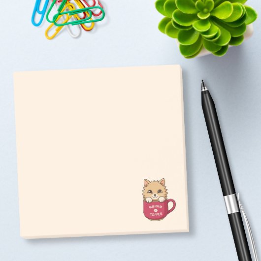ベージュのコーヒーマグカップに居るかわいい漫画の猫 ポストイット