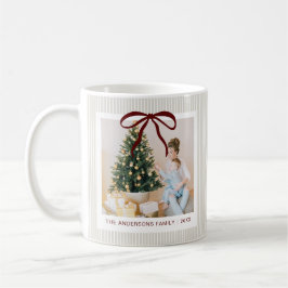 ベージュのストライプと赤いリボンのクリスマス コーヒーマグカップ