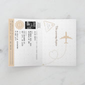 ベージュのパスポート トラベル ガール ベビー シャワー ワールド マップ 招待状 (内部)