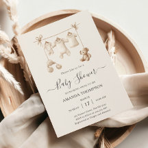 ベージュのベビー服とおもちゃのベビーシャワー