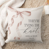 ベージュのボウタイボウ 結婚式のシャワーの贈り物 クッション (ブランケット)