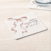 ベージュの弓 結婚式のシャワーを飾る ノット タイイング スクエアペーパーコースター (アングル)