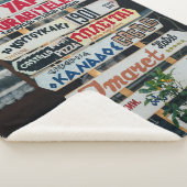 ベージュの看板に赤と茶のベージュの看板が掲げられる シェルパブランケット (3/4)