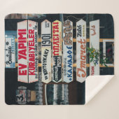 ベージュの看板に赤と茶のベージュの看板が掲げられる シェルパブランケット (正面(横))