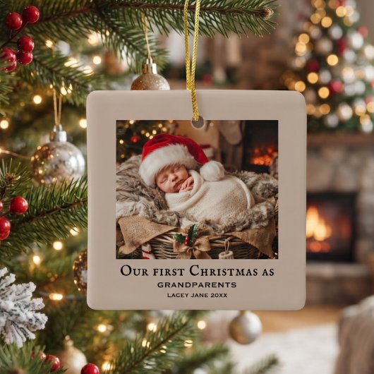 ベージュの祖父母と初めてのクリスマスの赤ちゃんの写真  セラミックオーナメント