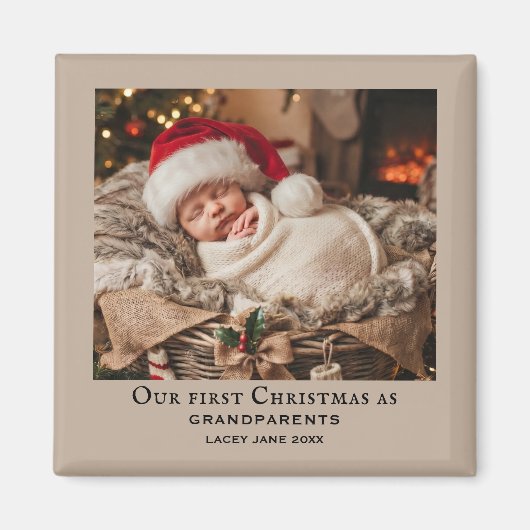 ベージュの祖父母と初めてのクリスマスの赤ちゃんの写真 マグネット (正面)