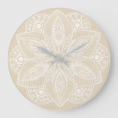 ベージュの背景にエキゾチックなホワイトマンダラ ラージ壁時計 (正面)