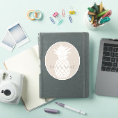 ベージュの背景にホワイトパイナップル プリッピーな名入れステッカー シール (iPadカバー)
