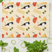 ベージュの背景にワインチーズパスタとオリーブ キッチンタオル (折り畳み)