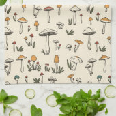ベージュの背景に小さな森のキノコ キッチンタオル (折り畳み)