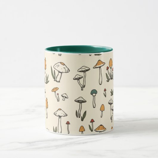 ベージュの背景に小さな森のキノコ マグカップ (中央)