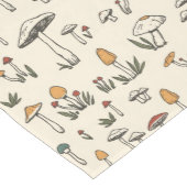 ベージュの背景に小さな森のキノコ ミディアムテーブルランナー (コーナー)