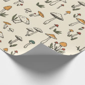 ベージュの背景に小さな森のキノコ ラッピングペーパー (角)