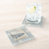 ベージュの背景に灰色の魚 ガラスコースター (アングル)