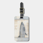 ベージュの背景に灰色の魚 ラゲッジタグ (正面縦)