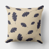 ベージュの背葉景に濃い青いオークのパターン クッション (正面)