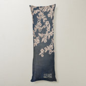 ベージュの花の青いテクスチャ"ユニゾン" ボディピロー (裏面 (縦))