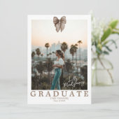 ベージュの蝶結び コケティー フォト 卒業発表 招待状 (スタンド正面)