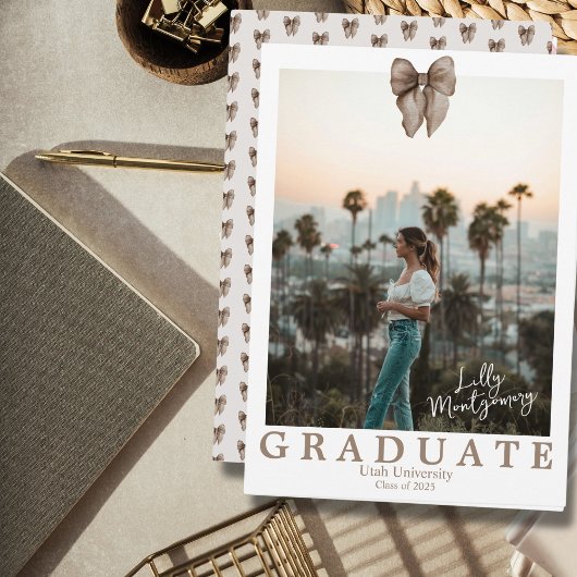 ベージュの蝶結び コケティー フォト 卒業発表 招待状