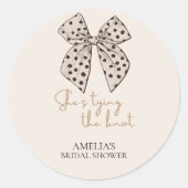 ベージュの蝶結び 彼女の結婚前のお祝い ラウンドシール (正面)