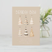 ベージュの誕生日ディナーの帽子付き招待状 招待状 (スタンド正面)