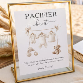 ベージュの赤ちゃん服とおもちゃの哺乳瓶探しサイン ポスター