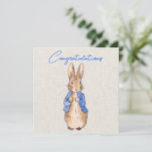 ベージュの麻布を背景にしたウサギのピーター (スタンド正面)