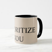 ベージュのMinimal Prioritize You 引用 マグカップ (正面右)