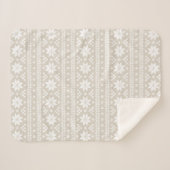 ベージュアンドホワイトフェアアイルプリント |ホリデーデコール シェルパブランケット (正面(横))