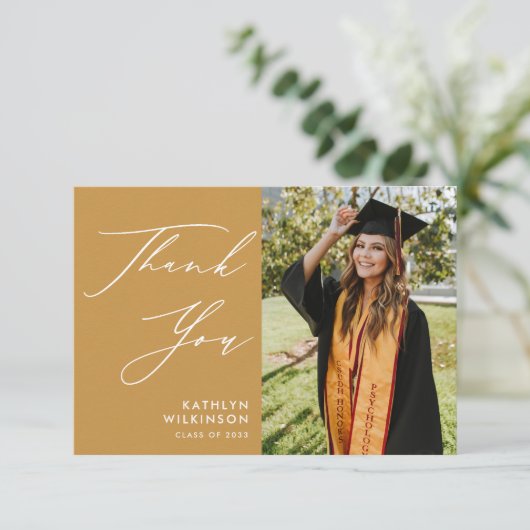 ベージュエレガントスクリプトの卒業サンキューカード 招待状 (スタンド正面)
