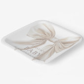 ベージュエレガントボウ男女兼用ベビーシャワー ペーパープレート (傾斜あり)