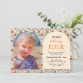 ベージュオレンジデイジーフローラ写真4th Birthday 招待状 (スタンド正面)