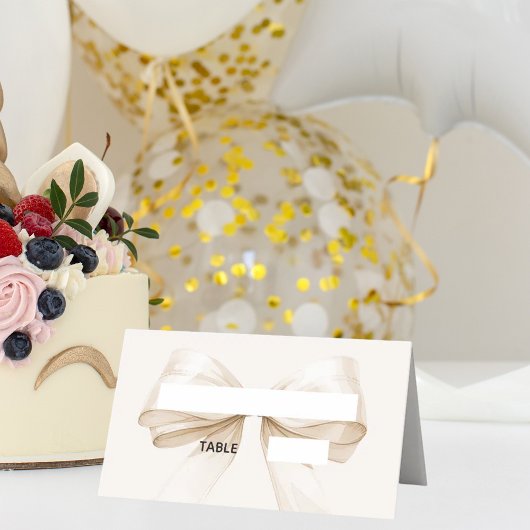 ベージュクリーム色の弓の付いたアイボリーのプレースカード | エレガントな折り紙 プレイスカード