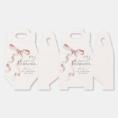 ベージュコケットボーガールバースデーパーティギフト フェイバーボックス (見開き)