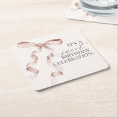 ベージュコケットボーガールバースデーパーティードコール スクエアペーパーコースター (アングル)