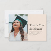 ベージュシンプルタイポグラフィモダンの写真卒業 サンキューカード (正面)