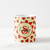 ベージュスタイリッシュの赤いハートパターモノグラムのン コーヒーマグカップ (中央)