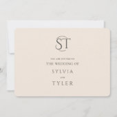 ベージュタイポグラフィクレストモノグラム結婚ズ 招待状 (正面)