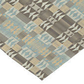 ベージュティール(緑がかった色)ブルーグリーンチューペブラウントライバルパターン ミディアムテーブルランナー (コーナー)