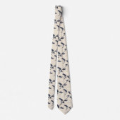 ベージュパターンにミニマルな白クレーン ネクタイ (裏面)