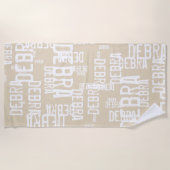 ベージュパーソナライズされたのパターンタイポグラフィ名 ビーチタオル (正面)