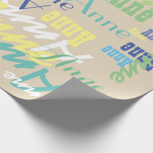 ベージュパーソナライズされたの色の子供の名前パターン ラッピングペーパー (角)