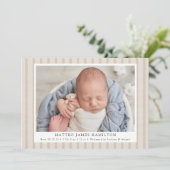 ベージュファームハウスリネンストライプズ2フォト誕生 案内状 (スタンド正面)