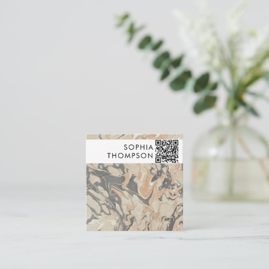 ベージュブラック大理石抽象芸術QRコードソーシャルメディア スクエア名刺 (スタンド正面)