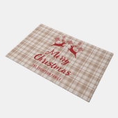 ベージュプライド赤い鹿メリークリスマス名前をカスタムする ドアマット (アングル)