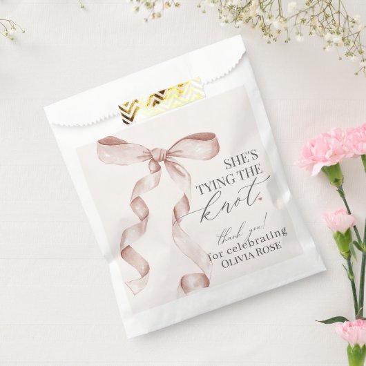 ベージュボウタイイングザノットブライダルシャワーデザート フェイバーバッグ (封をした状態)