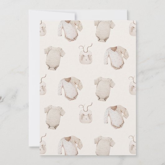 ベージュボーイズ赤ちゃん服ベビーシャワー 招待状 (裏面)