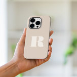 ベージュミニマルモダンイニシャルモノグラはっきりしたム iPhone 15 PRO MAXケース<br><div class="desc">ベージミニマルモダンイニシャルモノグラムの電話ケース。独自のiPhoneパーソナライズされたケースを作成しカスタムて、イニシャル名。</div>